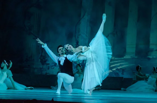 ドニプロ オペラ バレエ劇場のメンバーによって実行されるドニエプル ウクライナ 2018 クラシック バレエ フレデリック ショパンの音楽を形勢 — ストック写真