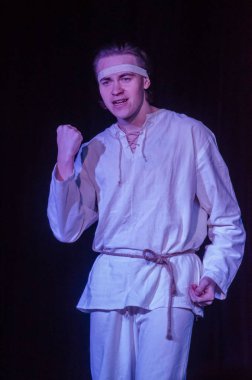 Dnipro, Ukrayna - 2 Aralık 2018: Kıyameti Prometheus perfomed gençlik tiyatro ayna üyeleri tarafından bir tür performansında.