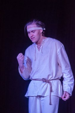 Dnipro, Ukrayna - 2 Aralık 2018: Kıyameti Prometheus perfomed gençlik tiyatro ayna üyeleri tarafından bir tür performansında.