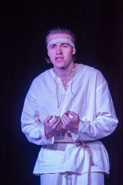 Dnipro, Ukrayna - 2 Aralık 2018: Kıyameti Prometheus perfomed gençlik tiyatro ayna üyeleri tarafından bir tür performansında.