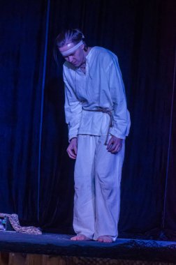 Dnipro, Ukrayna - 2 Aralık 2018: Kıyameti Prometheus perfomed gençlik tiyatro ayna üyeleri tarafından bir tür performansında.