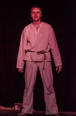 Dnipro, Ukrayna - 2 Aralık 2018: Kıyameti Prometheus perfomed gençlik tiyatro ayna üyeleri tarafından bir tür performansında.