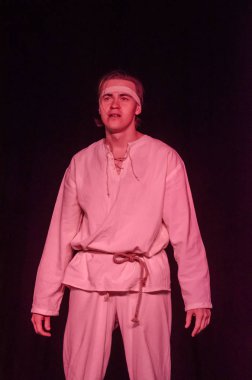 Dnipro, Ukrayna - 2 Aralık 2018: Kıyameti Prometheus perfomed gençlik tiyatro ayna üyeleri tarafından bir tür performansında.