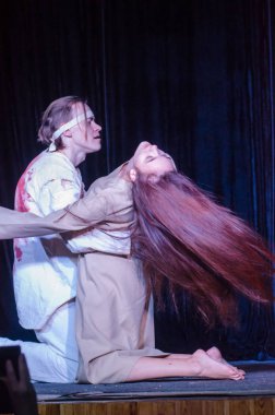 Dnipro, Ukrayna - 2 Aralık 2018: Kıyameti Prometheus perfomed gençlik tiyatro ayna üyeleri tarafından bir tür performansında.