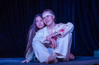 Dnipro, Ukrayna - 2 Aralık 2018: Kıyameti Prometheus perfomed gençlik tiyatro ayna üyeleri tarafından bir tür performansında.