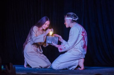 Dnipro, Ukrayna - 2 Aralık 2018: Kıyameti Prometheus perfomed gençlik tiyatro ayna üyeleri tarafından bir tür performansında.