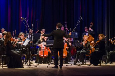 Dnipro, Ukrayna - Decber 17, 2018: Dört mevsim Oda Orkestrası - Ana iletken Dmitry Logvin gerçekleştirmek Devlet Dram Tiyatrosu'nda.