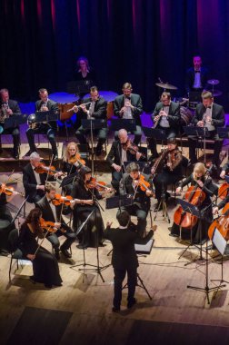 Dnipro, Ukrayna - Decber 17, 2018: Dört mevsim Oda Orkestrası - Ana iletken Dmitry Logvin gerçekleştirmek Devlet Dram Tiyatrosu'nda.