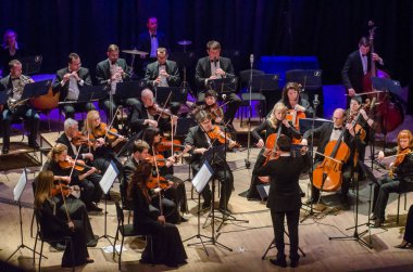 Dnipro, Ukrayna - Decber 17, 2018: Dört mevsim Oda Orkestrası - Ana iletken Dmitry Logvin gerçekleştirmek Devlet Dram Tiyatrosu'nda.