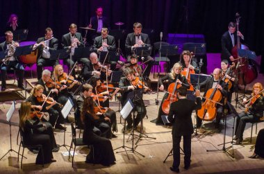 Dnipro, Ukrayna - Decber 17, 2018: Dört mevsim Oda Orkestrası - Ana iletken Dmitry Logvin gerçekleştirmek Devlet Dram Tiyatrosu'nda.