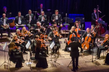 Dnipro, Ukrayna - Decber 17, 2018: Dört mevsim Oda Orkestrası - Ana iletken Dmitry Logvin gerçekleştirmek Devlet Dram Tiyatrosu'nda.