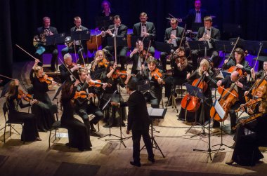 Dnipro, Ukrayna - Decber 17, 2018: Dört mevsim Oda Orkestrası - Ana iletken Dmitry Logvin gerçekleştirmek Devlet Dram Tiyatrosu'nda.