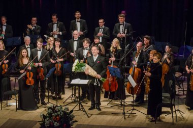 Dnipro, Ukrayna - Decber 17, 2018: Dört mevsim Oda Orkestrası - Ana iletken Dmitry Logvin gerçekleştirmek Devlet Dram Tiyatrosu'nda.