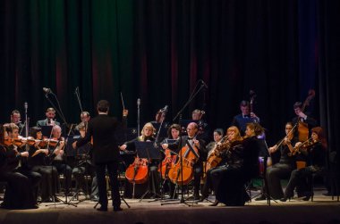 Dnipro, Ukrayna - Decber 17, 2018: Dört mevsim Oda Orkestrası - Ana iletken Dmitry Logvin gerçekleştirmek Devlet Dram Tiyatrosu'nda.