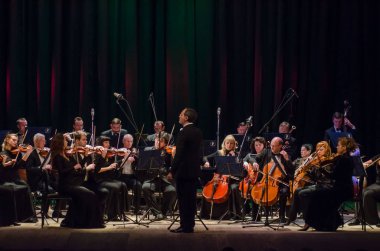 Dnipro, Ukrayna - Decber 17, 2018: Dört mevsim Oda Orkestrası - Ana iletken Dmitry Logvin gerçekleştirmek Devlet Dram Tiyatrosu'nda.