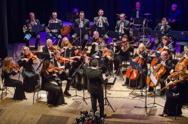 Dnipro, Ukrayna - Decber 17, 2018: Dört mevsim Oda Orkestrası - Ana iletken Dmitry Logvin gerçekleştirmek Devlet Dram Tiyatrosu'nda.