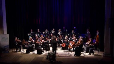 Dnipro, Ukrayna - 17 Aralık 2018: Üyeler, dört mevsim Oda Orkestrası - Ana iletken Dmitry Logvin gerçekleştirmek Devlet Dram Tiyatrosu'nda Leroy Anderson tarafından müzik.