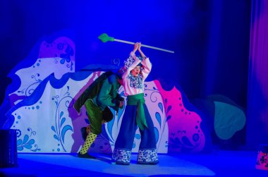 Dnipro, Ukrayna - 26 Aralık 2018: Barvinok Dnipro devlet Drama ve komedi tiyatro üyeleri tarafından gerçekleştirilen bizim kahraman olan.