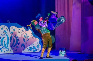 Dnipro, Ukrayna - 26 Aralık 2018: Barvinok Dnipro devlet Drama ve komedi tiyatro üyeleri tarafından gerçekleştirilen bizim kahraman olan.