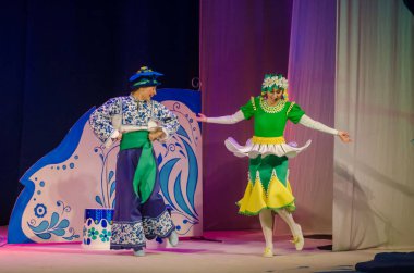 Dnipro, Ukrayna - 26 Aralık 2018: Barvinok Dnipro devlet Drama ve komedi tiyatro üyeleri tarafından gerçekleştirilen bizim kahraman olan.