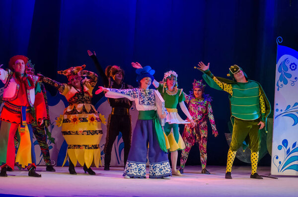 ДНИПРО, УКРАИНА - 26 ДЕКАБРЯ 2018 года: Барвинок - наш герой в исполнении членов Днепровского государственного драматического и комедийного театра
.