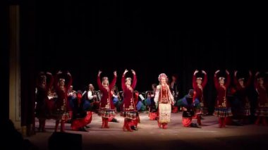 Dnipro, Ukrayna - 7 Kasım 2018: Ulusal gelenekleri, gümrük ve folklor topluluğu Slavutych Devlet Dram Tiyatrosu'nda üyeleri tarafından gerçekleştirilen Ukrayna halkının ayinleri.