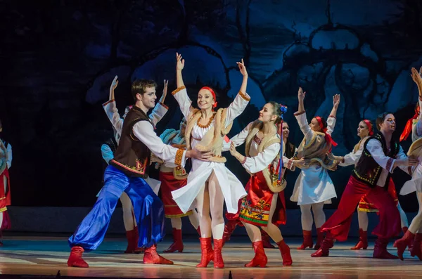 Dnipro, Ukrayna - 7 Ocak 2018: Noel bale Dnipro Opera ve Bale Tiyatrosu üyeleri tarafından gerçekleştirilen önceki gece 