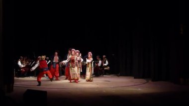 Dnipro, Ukrayna - 7 Kasım 2018: Ulusal gelenekleri, gümrük ve folklor topluluğu Slavutych Devlet Dram Tiyatrosu'nda üyeleri tarafından gerçekleştirilen Ukrayna halkının ayinleri.