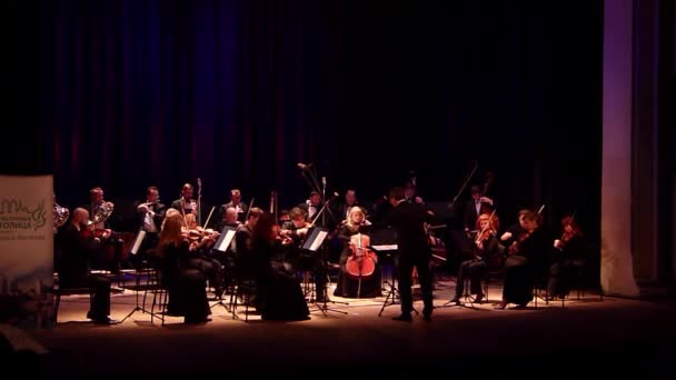 乌克兰 Dnipro 2018年 12月17日 四季室内乐团成员 主指挥德米特里 洛文表演 Haydn 的序曲歌剧 无人居住的岛屿 — 图库视频影像