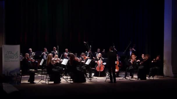 乌克兰 Dnipro 2018年12月17日 四季乐团成员 主要指挥家 Dmitry Logvin 在国家戏剧剧院表演 Franz Schubert — 图库视频影像