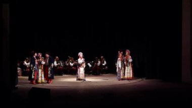 Dnipro, Ukrayna - 7 Kasım 2018: Ulusal gelenekleri, gümrük ve folklor topluluğu Slavutych Devlet Dram Tiyatrosu'nda üyeleri tarafından gerçekleştirilen Ukrayna halkının ayinleri.