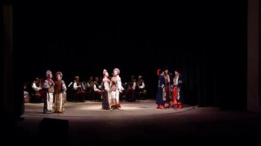 Dnipro, Ukrayna - 7 Kasım 2018: Ulusal gelenekleri, gümrük ve folklor topluluğu Slavutych Devlet Dram Tiyatrosu'nda üyeleri tarafından gerçekleştirilen Ukrayna halkının ayinleri.