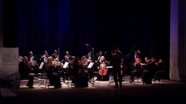 Dněpr, Ukrajina - 17 prosince 2018: členové ze čtyř komorní orchestr Seasons - hlavní dirigent Dmitrij Logvin provádět hudba Franz Schubert ve státním divadle Drama.