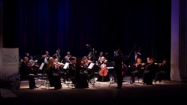 ドニエプル ウクライナ 2018 メンバーの つの季節オーケストラ 主な指揮者ドミトリー Logvin 国立ドラマ劇場でフランツ シューベルトの音楽を実行します — ストック動画