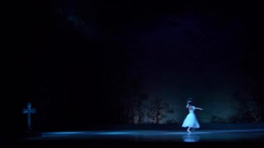 Dnipro, Ukrayna - 3 Kasım 2018: Klasik bale Giselle Adolphe Adam tarafından Dnipro Opera ve Bale Tiyatrosu üyeleri tarafından gerçekleştirilen.