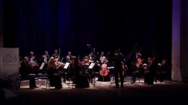 Gerçekleştirmek Dnipro, Ukrayna - 17 Aralık 2018: Üyeler, dört mevsim Oda Orkestrası - Ana iletken Dmitry Logvin Franz Schubert Devlet Dram Tiyatrosu'nda film müzikleri.
