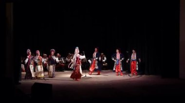 Dnipro, Ukrayna - 7 Kasım 2018: Ulusal gelenekleri, gümrük ve folklor topluluğu Slavutych Devlet Dram Tiyatrosu'nda üyeleri tarafından gerçekleştirilen Ukrayna halkının ayinleri.