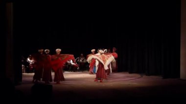 Dnipro, Ukrayna - 7 Kasım 2018: Ulusal gelenekleri, gümrük ve folklor topluluğu Slavutych Devlet Dram Tiyatrosu'nda üyeleri tarafından gerçekleştirilen Ukrayna halkının ayinleri.