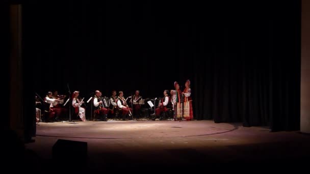 ドニエプル ウクライナ 2018 国民の伝統 民俗アンサンブル スラヴィティチ国立ドラマ劇場でのメンバーによって実行されるウクライナ人の儀式 — ストック動画