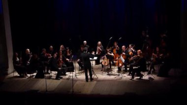 Dnipro, Ukrayna - 22 Ekim 2018: Üyeler, dört mevsim Oda Orkestrası - Ana iletken Dmitry Logvin gerçekleştirmek Felix Mendelssohn Devlet Dram Tiyatrosu'nda film müzikleri