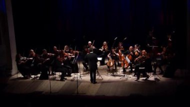 Dnipro, Ukrayna - 22 Ekim 2018: Üyeler, dört mevsim Oda Orkestrası - Ana iletken Dmitry Logvin gerçekleştirmek Felix Mendelssohn Devlet Dram Tiyatrosu'nda film müzikleri