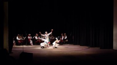 Dnipro, Ukrayna - 7 Kasım 2018: Ulusal gelenekleri, gümrük ve folklor topluluğu Slavutych Devlet Dram Tiyatrosu'nda üyeleri tarafından gerçekleştirilen Ukrayna halkının ayinleri.