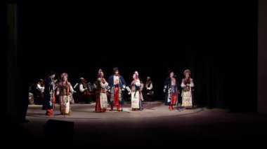 Dnipro, Ukrayna - 7 Kasım 2018: Ulusal gelenekleri, gümrük ve folklor topluluğu Slavutych Devlet Dram Tiyatrosu'nda üyeleri tarafından gerçekleştirilen Ukrayna halkının ayinleri.