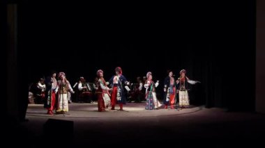 Dnipro, Ukrayna - 7 Kasım 2018: Ulusal gelenekleri, gümrük ve folklor topluluğu Slavutych Devlet Dram Tiyatrosu'nda üyeleri tarafından gerçekleştirilen Ukrayna halkının ayinleri.