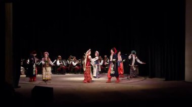 Dnipro, Ukrayna - 7 Kasım 2018: Ulusal gelenekleri, gümrük ve folklor topluluğu Slavutych Devlet Dram Tiyatrosu'nda üyeleri tarafından gerçekleştirilen Ukrayna halkının ayinleri.