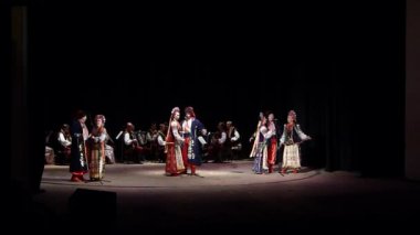 Dnipro, Ukrayna - 7 Kasım 2018: Ulusal gelenekleri, gümrük ve folklor topluluğu Slavutych Devlet Dram Tiyatrosu'nda üyeleri tarafından gerçekleştirilen Ukrayna halkının ayinleri.
