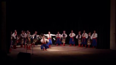 Dnipro, Ukrayna - 7 Kasım 2018: Ulusal gelenekleri, gümrük ve folklor topluluğu Slavutych Devlet Dram Tiyatrosu'nda üyeleri tarafından gerçekleştirilen Ukrayna halkının ayinleri.
