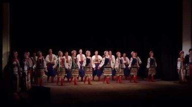 Dnipro, Ukrayna - 7 Kasım 2018: Ulusal gelenekleri, gümrük ve folklor topluluğu Slavutych Devlet Dram Tiyatrosu'nda üyeleri tarafından gerçekleştirilen Ukrayna halkının ayinleri.