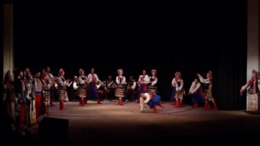 Dnipro, Ukrayna - 7 Kasım 2018: Ulusal gelenekleri, gümrük ve folklor topluluğu Slavutych Devlet Dram Tiyatrosu'nda üyeleri tarafından gerçekleştirilen Ukrayna halkının ayinleri.