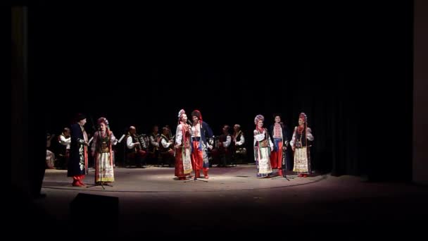 Dněpr, Ukrajina - 7 listopadu 2018: Národní tradice, zvyky a obřady ukrajinského lidu prováděné členy Slavutyč Folklore Ensemble ve státním divadle Drama.